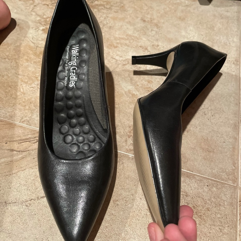 New black pointed toe heels